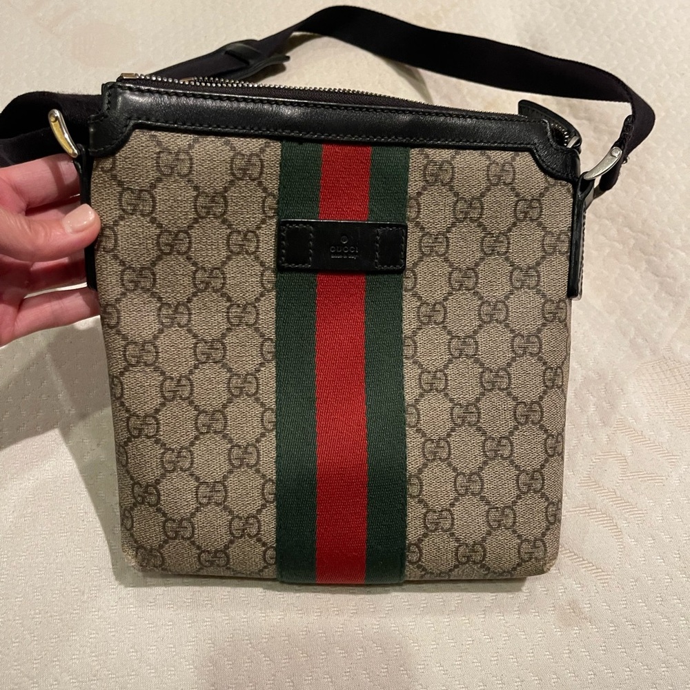 Gently used GUCCI Original GG Supreme Canvas Web flat messenger bag